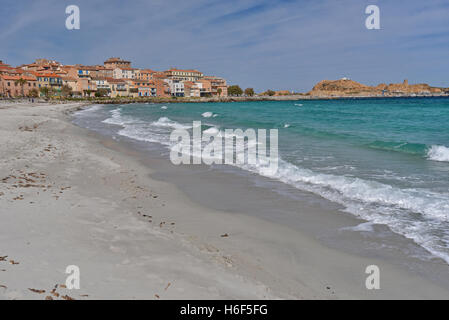 Sandstrand in der korsischen Stadt l'Iles-Rousse Stockfoto