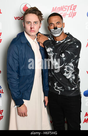 Capital FM Roman Kemp (links), als elf von fremden Dingen verkleidet und Marvin Humes Hauptstadt Monster Mash-Up mit Vodafone im Eventim Apollo in London teilnehmen. Stockfoto