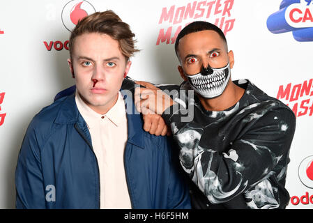 Capital FM Roman Kemp (links), als elf von fremden Dingen verkleidet und Marvin Humes Hauptstadt Monster Mash-Up mit Vodafone im Eventim Apollo in London teilnehmen. Stockfoto