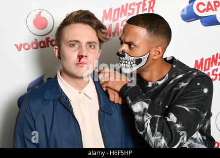 Capital FM Roman Kemp (links), als elf von fremden Dingen verkleidet und Marvin Humes Hauptstadt Monster Mash-Up mit Vodafone im Eventim Apollo in London teilnehmen. Stockfoto