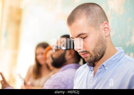 Gesicht des jungen Mannes stehend an der Wand Stockfoto
