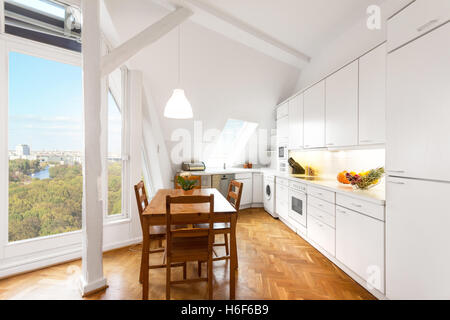 weiße Küche mit Holzboden in schönen Wohnung Haus mit schöner Aussicht Stockfoto
