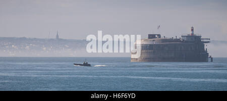 Seenebel löscht um Spitbank Fort im Solent, UK Stockfoto