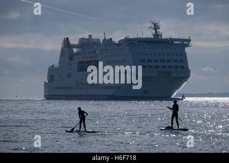 Paddleboarders genießen das sonnige Wetter und das ruhige Meer in den Solent vor der Küste von Southsea, Portsmouth im Vereinigten Königreich Stockfoto