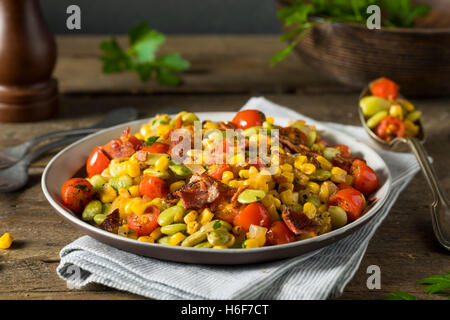 Hausgemachte Succotash mit Lima Bohnen, Mais und Speck Stockfoto