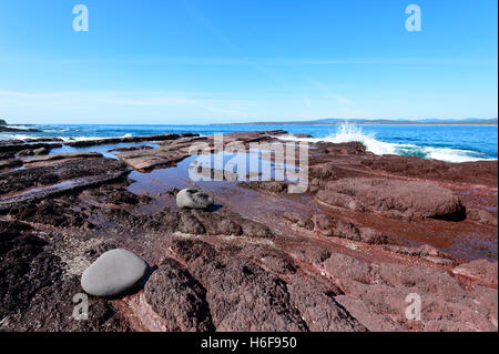 Eisenoxid befleckte Felsen, Merimbula, Sapphire Coast, New South Wales, NSW, Australien Stockfoto