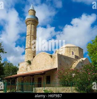 Moutallos Moschee in der Altstadt neben dem Markt gelegen und umgeben von malerischen Garten, Paphos, Zypern. Stockfoto