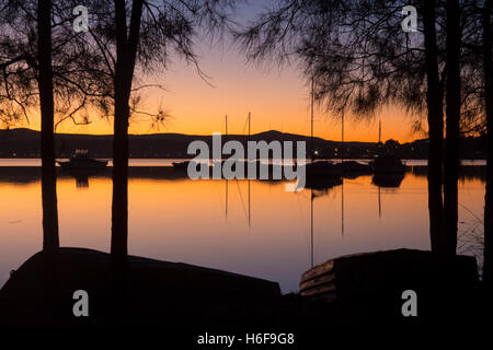 Lake Macquarie Boote und Watagan Berge bei Sonnenuntergang NSW Australia Stockfoto