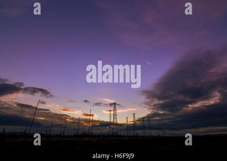 Funkturm mit Himmelshintergrund im Sonnenuntergang Stockfoto