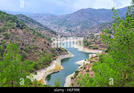 Der Richtung Staudamm unter den Pinien im Troodos-Gebirge, Distrikt Nikosia, Zypern. Stockfoto