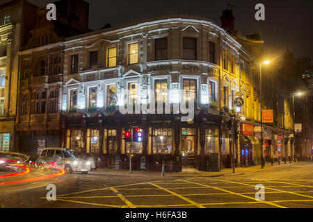 Die Sawyers Armen-Gasthaus und Restaurant, eine beliebte Stadtzentrum Ort an der Ecke von Bridge Street und Deansgate Stockfoto