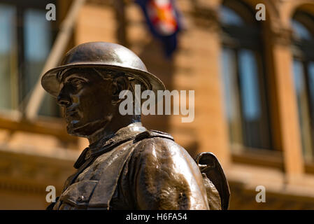 Bronzestatue steht in Martin Place, Sydney, Australien als Teil der Ehrenmal zum Gedenken an den Ersten Weltkrieg Stockfoto