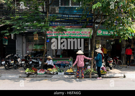 Straße der Altstadt in Hanoi. Stockfoto