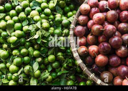Limetten und Passionsfrucht Stockfoto