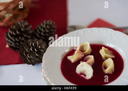 Traditionelle Kartoffelknödel in rote Bete Suppe Stockfoto