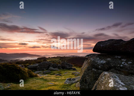 Morgenhimmel und Nebel über Holne Chase von Mel Tor, Dartmoor, UK Stockfoto