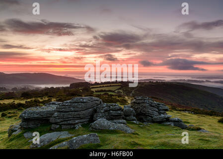 Morgenhimmel und Nebel über Holne Chase von Mel Tor, Dartmoor, UK Stockfoto