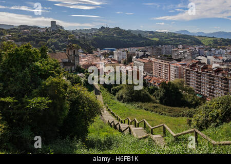 Fußgänger Straße, Bogen von der Wand, Eingang des Dorfes mit der Kirche im Hintergrund in Laredo, Kantabrien, Spanien. Stockfoto