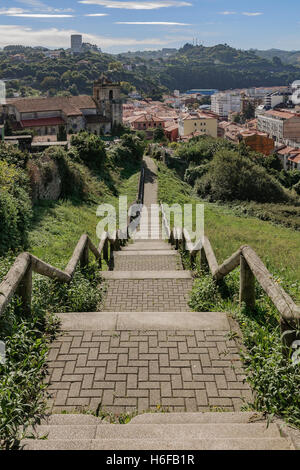 Fußgänger Straße, Bogen von der Wand, Eingang des Dorfes mit der Kirche im Hintergrund in Laredo, Kantabrien, Spanien. Stockfoto