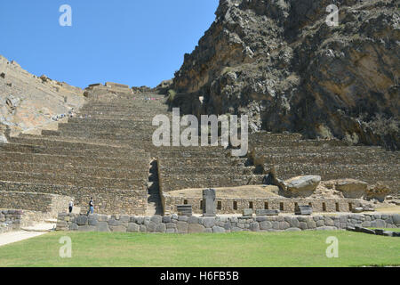 Blick hinauf in Richtung der Sonne-Bügel bei den Inka-Ruinen von Ollantaytambo im Heiligen Tal von Peru. Stockfoto