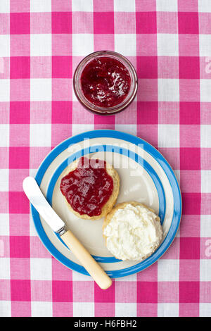 Hausgemachte Scones mit Marmelade und Sahne Stockfoto