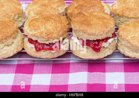 Hausgemachte mit Marmelade und Sahne Stockfoto