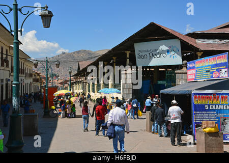 Außerhalb der San Pedro öffnen Luftverkehrsmarkt im zentralen Bezirk von Cusco. Stockfoto