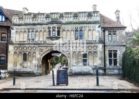 Das Malvern-Museum befindet sich in der Abbey Gateway, das ehemalige Tor zur Great Malvern Priory Worcestershire England UK Stockfoto