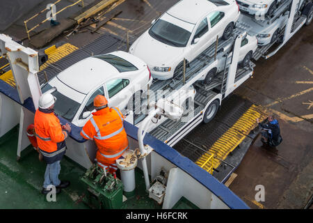Schiffs-Crew-Mitglieder gerade LKW mit Autos auf Autotransporter Anhänger Internat Fährschiff der P & O North Sea Ferries Stockfoto