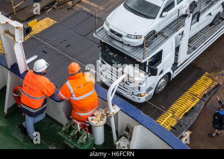 Schiffs-Crew-Mitglieder gerade LKW mit Autos auf Autotransporter Anhänger Internat Fährschiff der P & O North Sea Ferries Stockfoto