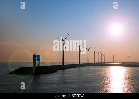 Windkraftanlagen im Windpark am Damm in der Zeebrugge / Seehafen Zeebrugge, Belgien Stockfoto