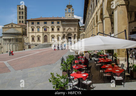 Wenn die abfallende Piazza Grande vertraut aussieht, es ist weil es diente als Kulisse für Roberto Benignis Film, das Leben ist schön. Stockfoto