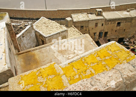 Gegerbte Häute Trocknen auf einem Dach in der Nähe eines der Gerbereien in der alten Medina von Fes, Marokko Stockfoto