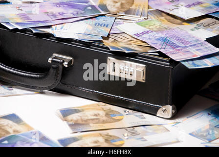 Aktenkoffer voller Schweizer Franken, Rechnungen Stockfoto