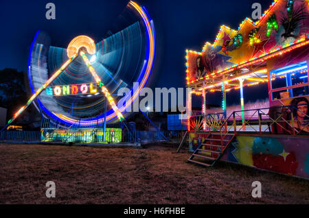 Gondel und Zug Fahrt im Vergnügungspark Stockfoto