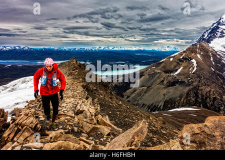 Läufer gehen auf einen Berg im Nationalpark Torres Del Paine, Patagonien, Chile Stockfoto