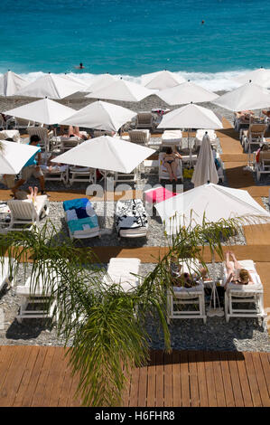 Sonnenschirme am Strand, Nizza, Côte d ' Azur, Provence, Frankreich, Europa Stockfoto