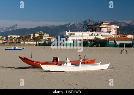 Boote am Strand Lido di Camaicre Resort, Versilia, Riviera, Toskana, Italien, Europa Stockfoto