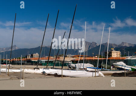 Boote am Strand Lido di Camaicre Resort, Versilia, Riviera, Toskana, Italien, Europa Stockfoto