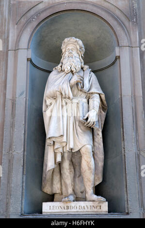 Statue von Leonardo da Vinci, Uffizien Kunstmuseum Galleria Degli Uffici, Florenz, Toskana, Italien, Europa Stockfoto