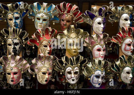 Masken an einem Stand an der Ponte Vecchio, Florenz, Toskana, Italien, Europa Stockfoto