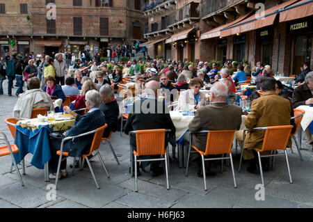 Pizzeria und Restaurant am Piazza del Campo in Siena, Unesco World Heritage Site, Toskana, Italien, Europa Stockfoto