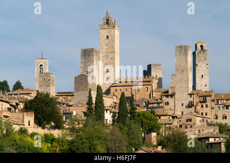 Blick auf die Stadt mit Wohntürmen und Dynastie Türme von San Gimignano, UNESCO-Weltkulturerbe, Toskana, Italien, Europa Stockfoto