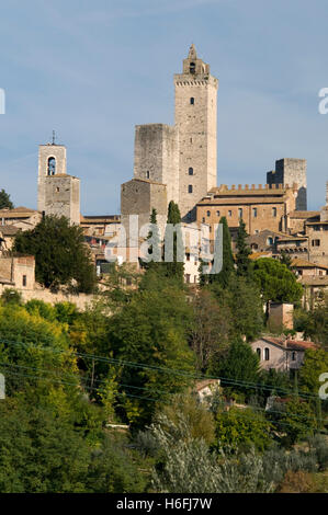 Blick auf die Stadt mit Wohntürmen und Dynastie Türme von San Gimignano, UNESCO-Weltkulturerbe, Toskana, Italien, Europa Stockfoto