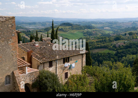 Blick auf die Stadt und die Landschaft, San Gimignano, UNESCO-Weltkulturerbe, Toskana, Italien, Europa Stockfoto