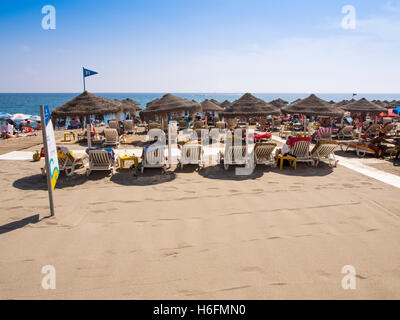 Touristen auf den Strand und Mittelmeer, Fuengirola. Costa Del Sol, Provinz Malaga. Andalusien Spanien. Europa Stockfoto