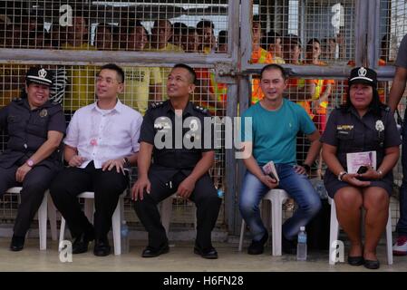 Malabon, Philippinen. 26. Oktober 2016. Bürgermeister Antolin "Lenlen" Oreta mit Bezirk Warden Köpfen beobachten den Schönheitswettbewerb Miss NaCoCoW 2016 © George Buid/Pacific Press/Alamy Live News Stockfoto