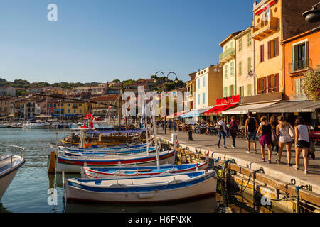 Angelboote/Fischerboote im Hafen, Marina, alten Hafen Dorf von Cassis Bouches-du-Rhône, Provence Alpes Cote d ' Azur Côte d ' Azur Stockfoto