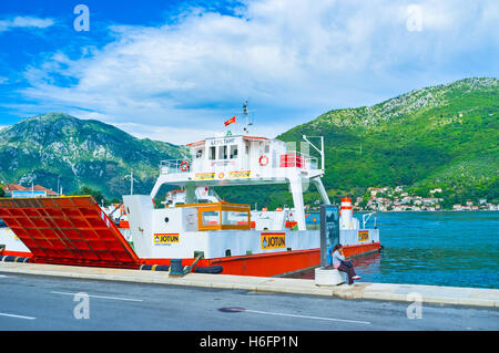 Die Fähre über die Meerenge von Verige in Bucht von Kotor wartet auf die Passagiere Stockfoto