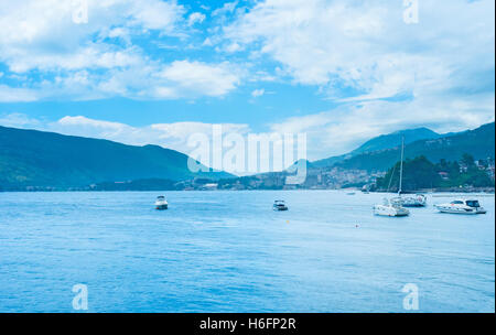 Angelboote/Fischerboote und touristischen Yachten Segel zum Meer vom Skver Hafen, Herceg Novi, Montenegro. Stockfoto